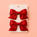 Satinrosetter med hårspänne – Ruby Red (2-pack)